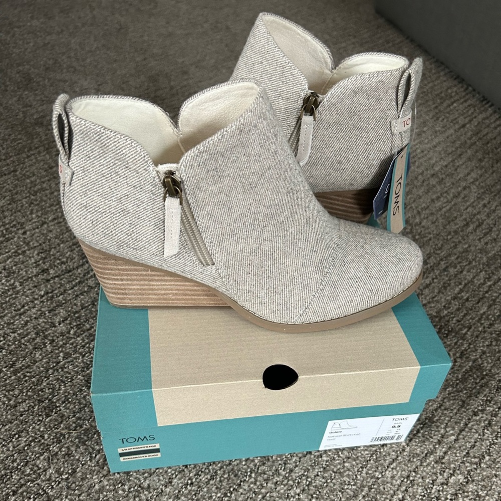 Tom’s Natural Glimmer Goldie Wedge Boot, New With Tags, Size 9.5